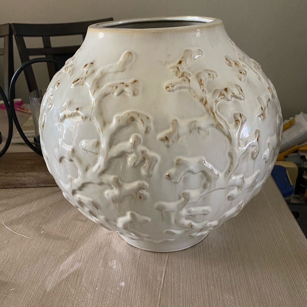 Decorative floral vase in perfect condition.